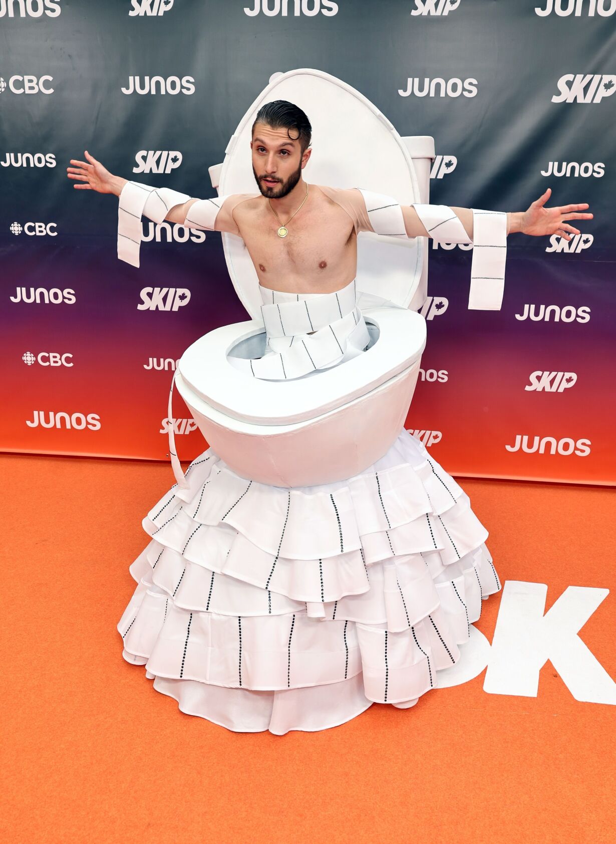 toilet junos.JPG